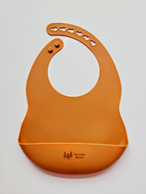 Charger l&#39;image dans la galerie, The Little Spruce silicone baby bib, campfire
